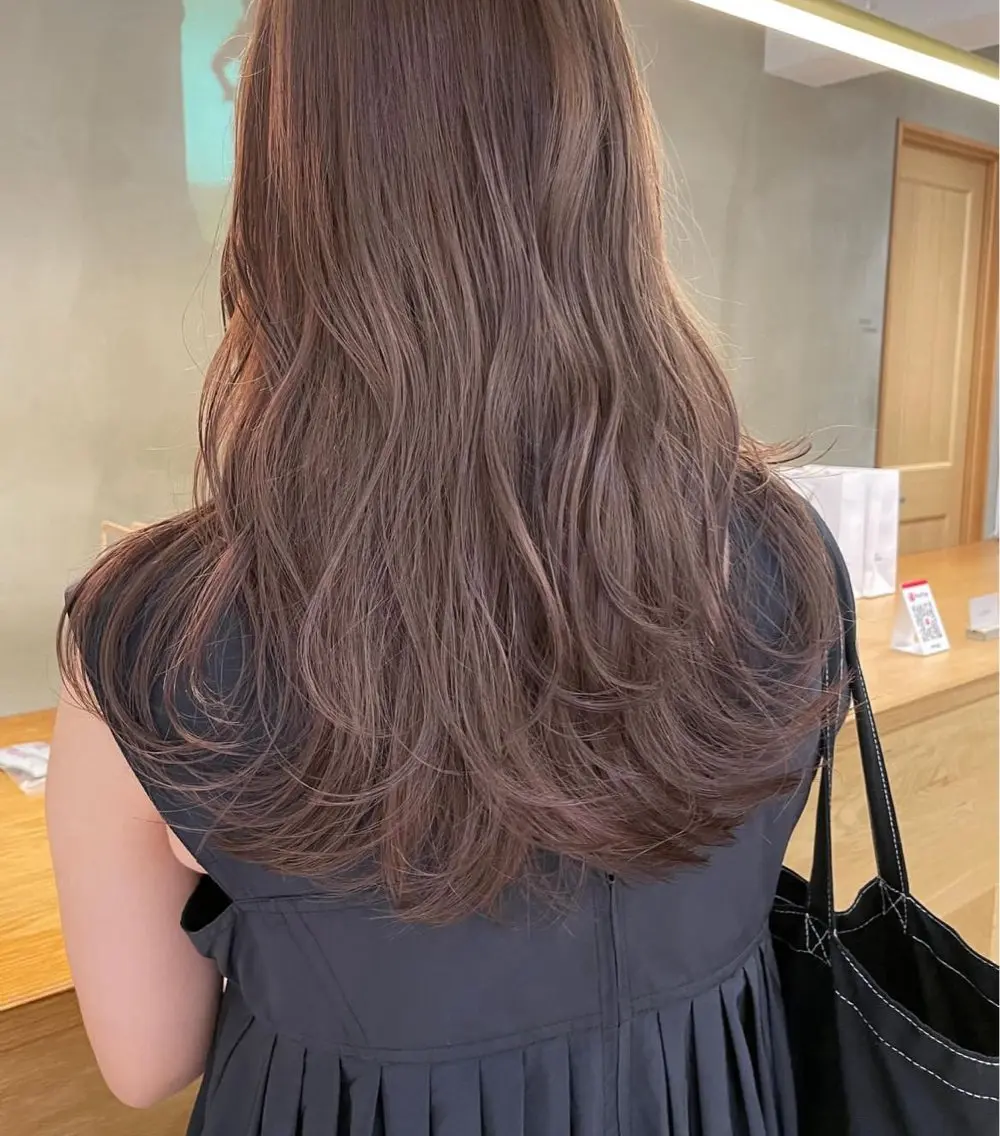 ロング カラー 透明感カラー ラベンダーカラー ヘアカラー トリートメント レイヤーカット🐩 透明感カラー モカのヘアスタイル