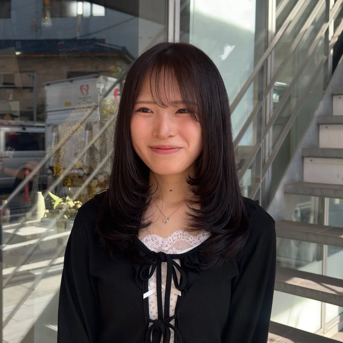 ミディアム ミディアムレイヤー レイヤーカット カット ヘアカラー 西村 清花のヘアスタイル