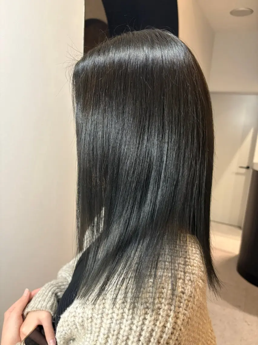 セミロング カラー ダークグリーン カット ヘアカラー トリートメント I'sm KOUSAKUのヘアスタイル