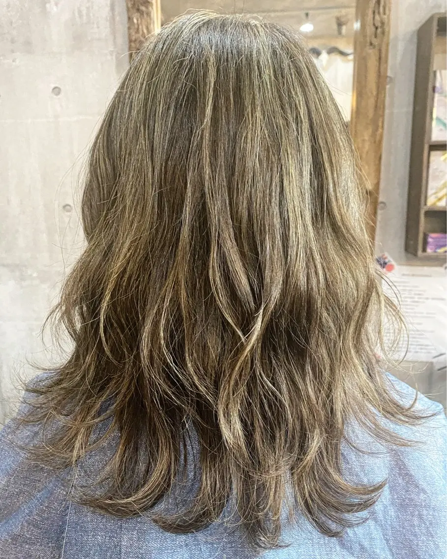 セミロング ハイライト ヘアカラー トリートメント higashi chiriのヘアスタイル