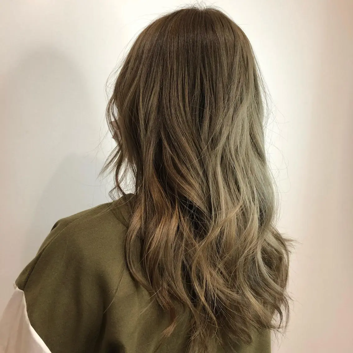 ミディアム カラー ダブルカラー グレージュ ミルクティーグレージュ 玉城 和磨のヘアスタイル