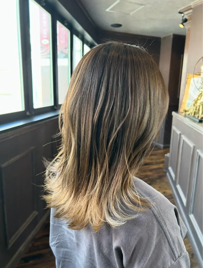 ミディアム カラー ヘアアレンジ ヘアカラー トリートメント 梅木李奈🕊️ レイヤー透明感カラーのヘアスタイル
