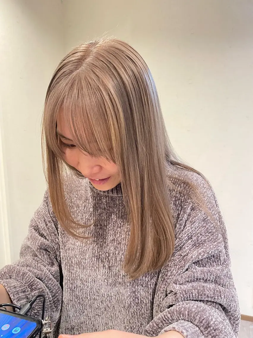 セミロング カラー ベージュカラー 黒髪 ブリーチ ヘアカラー 渋谷 留菜のヘアスタイル