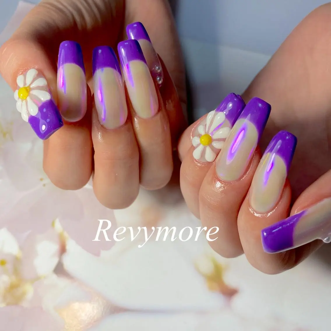 ミディアム ネイル パープルカラー オーロラネイル 桜ネイル フラワーネイル フレンチネイル nail salon Revymoreのネイルデザイン