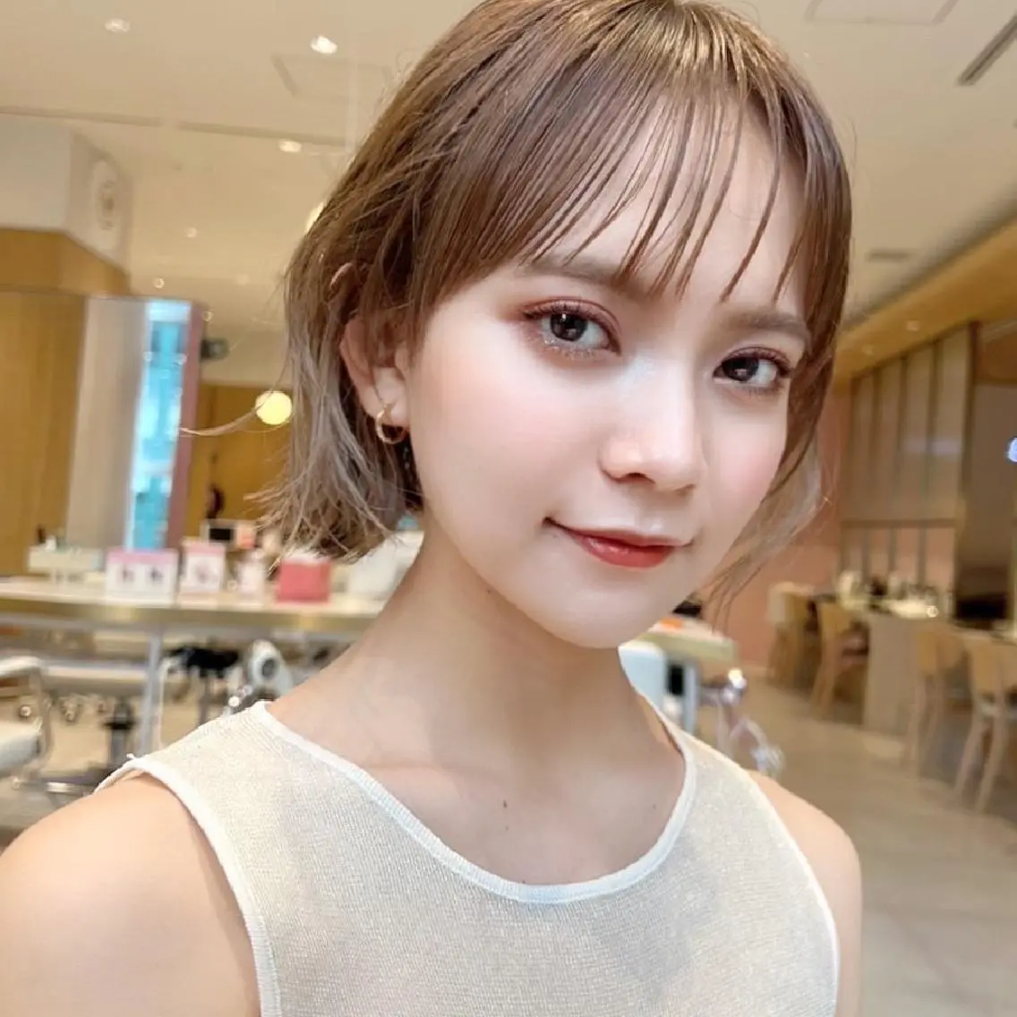 ミディアム カラー パーマ ヘアアレンジ ベージュカラー 透明感カラー グレージュ ボブ カット ヘアカラー トリートメント レイヤー専門家 ダブルカラー修のヘアスタイル