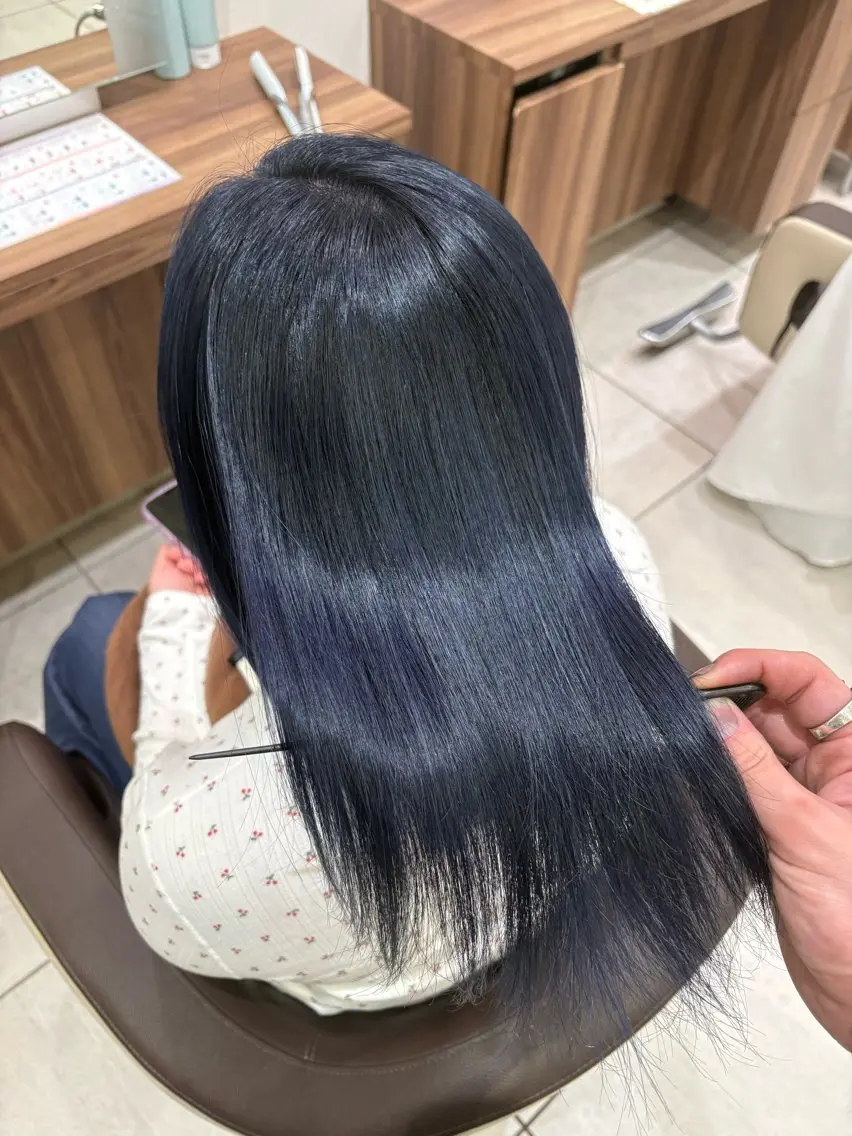 カラー 黒髪 ブリーチ ブルーカラー ブルーブラック 透明感カラー ヘアカラー 黒澤 凌空のヘアスタイル