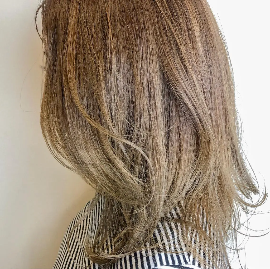 ミディアム カラー ベージュカラー ブリーチ カット ヘアカラー 尾籠 美幸 (オゴモリ ミユキ)のヘアスタイル