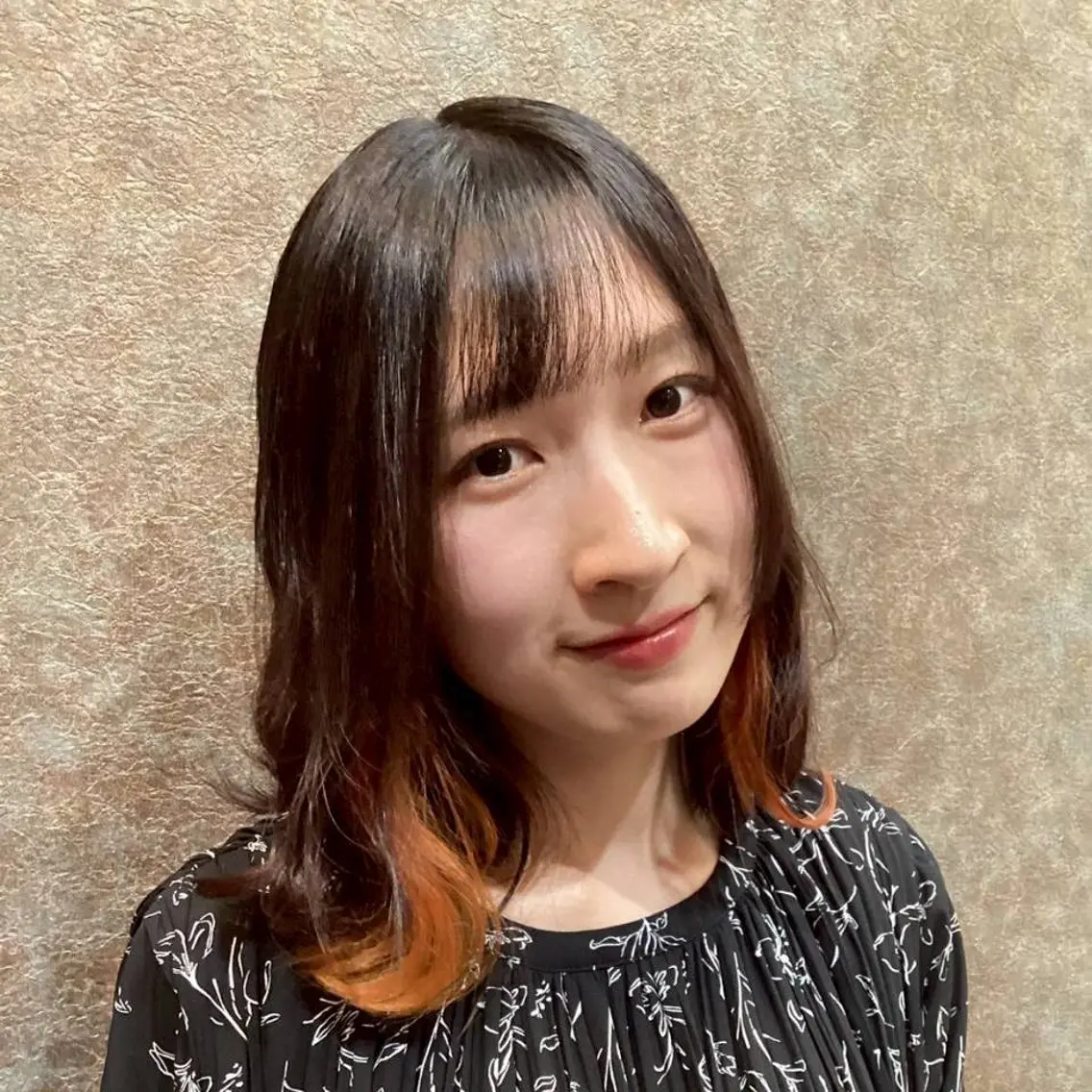 ミディアム ヘアカラー グラスヘアー石垣 渕 七海のヘアスタイル