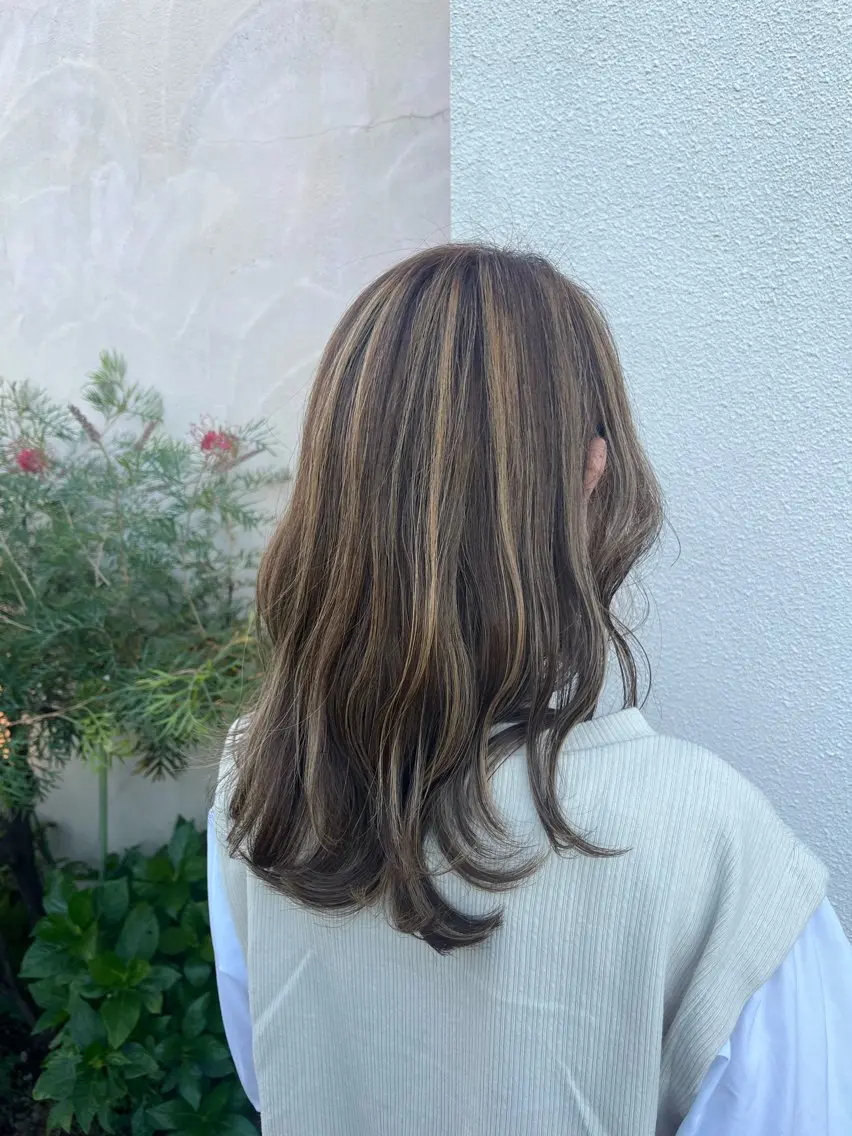 ロング ハイライト ヘアカラー トリートメント 伊津 綾理彩のヘアスタイル