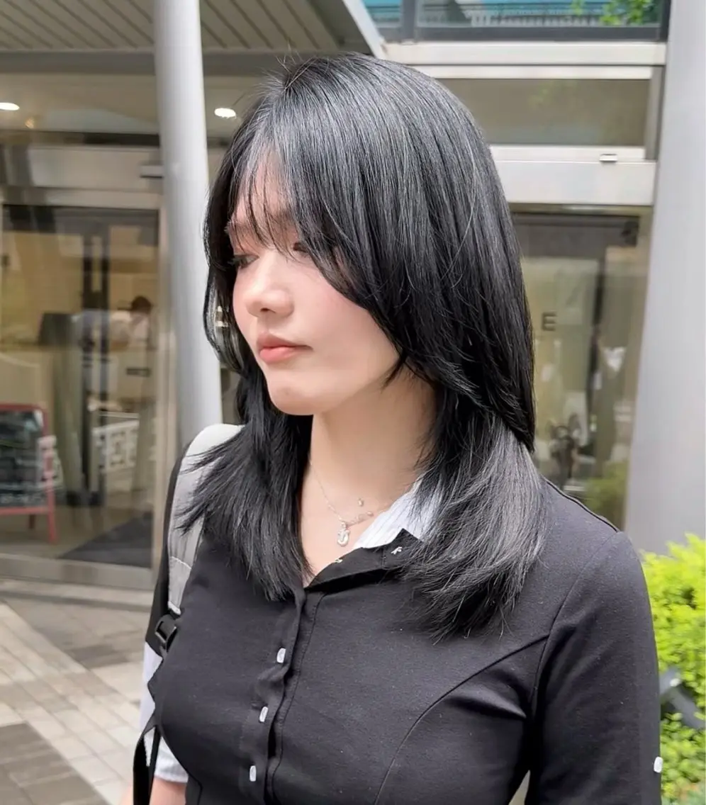 ミディアム カラー パーマ ミディアムパーマ 透明感カラー ボブ 韓国風ヘア レイヤーカット 韓国レイヤー🪽 無重力パーマナツキのヘアスタイル