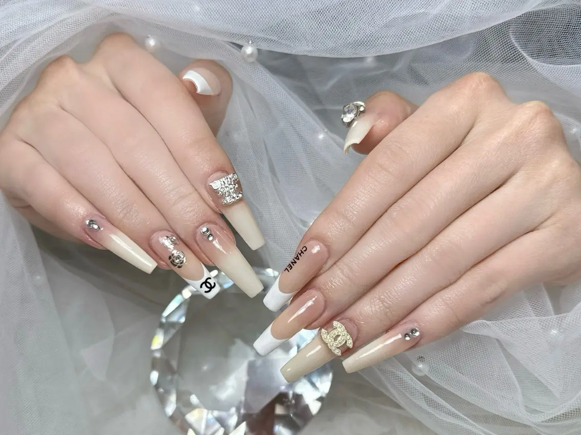 ネイル 長さ出し ジェルネイル 韓国ネイル マグネットネイル 持ち込み ハンドネイル SHE NAILのネイルデザイン