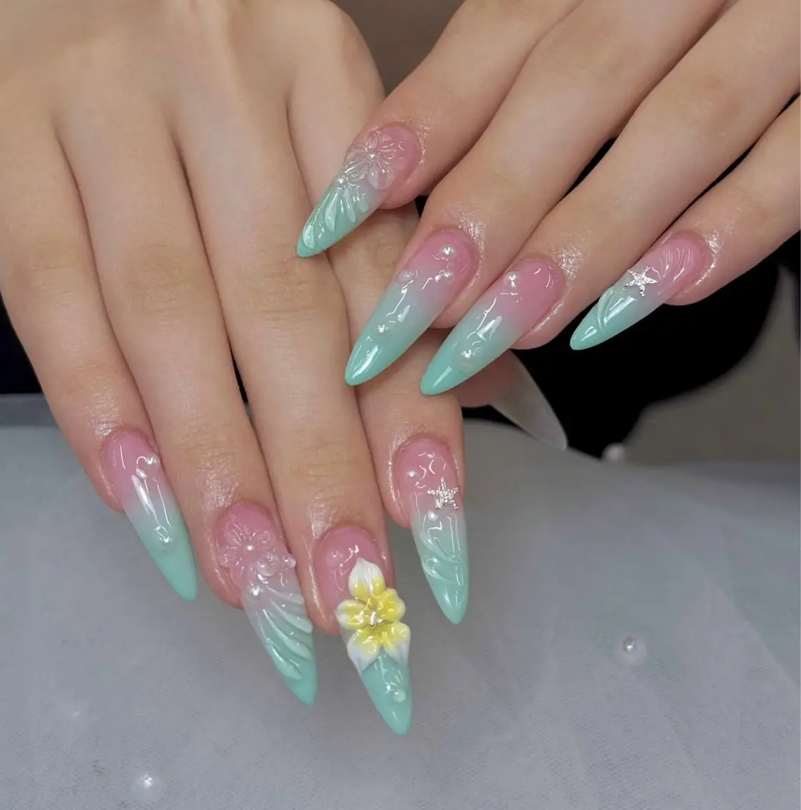ネイル アートネイル フラワーネイル グラデーション グリーン 韓国ネイル Iconic Nailのネイルデザイン