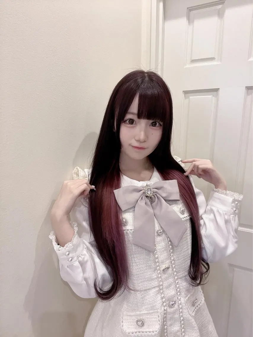 ロング カラー インナーカラー りく レイヤーカット ケアブリーチのヘアスタイル