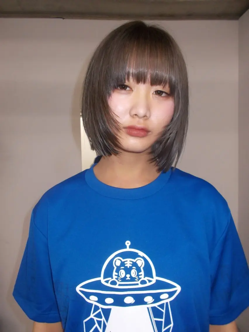 ショート カラー ブリーチ グレージュ 顔まわりレイヤー レイヤーカット ヘアカラー トリートメント カットモデル/ ハイトーン/ゆうあのヘアスタイル