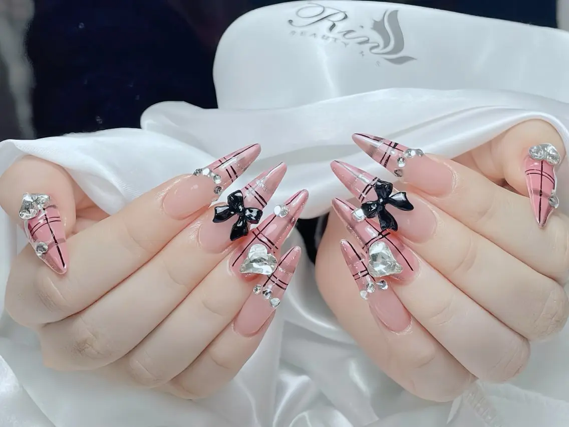 ネイル アニマル柄 ボルドー ブラウン チークネイル フレンチネイル Rin Nail 新大久保店のネイルデザイン