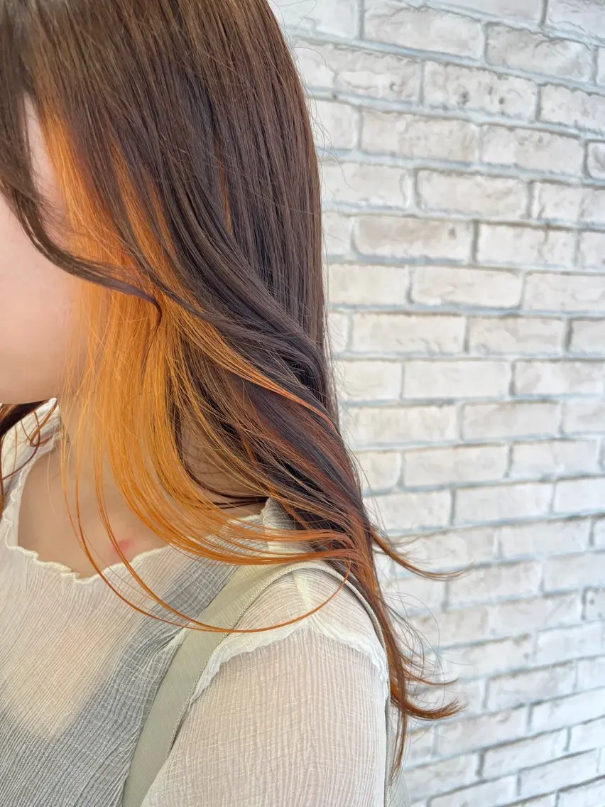 ミディアム カラー イヤリングカラー オレンジ ヘアカラー ハイトーンカラー シールエクステのヘアスタイル