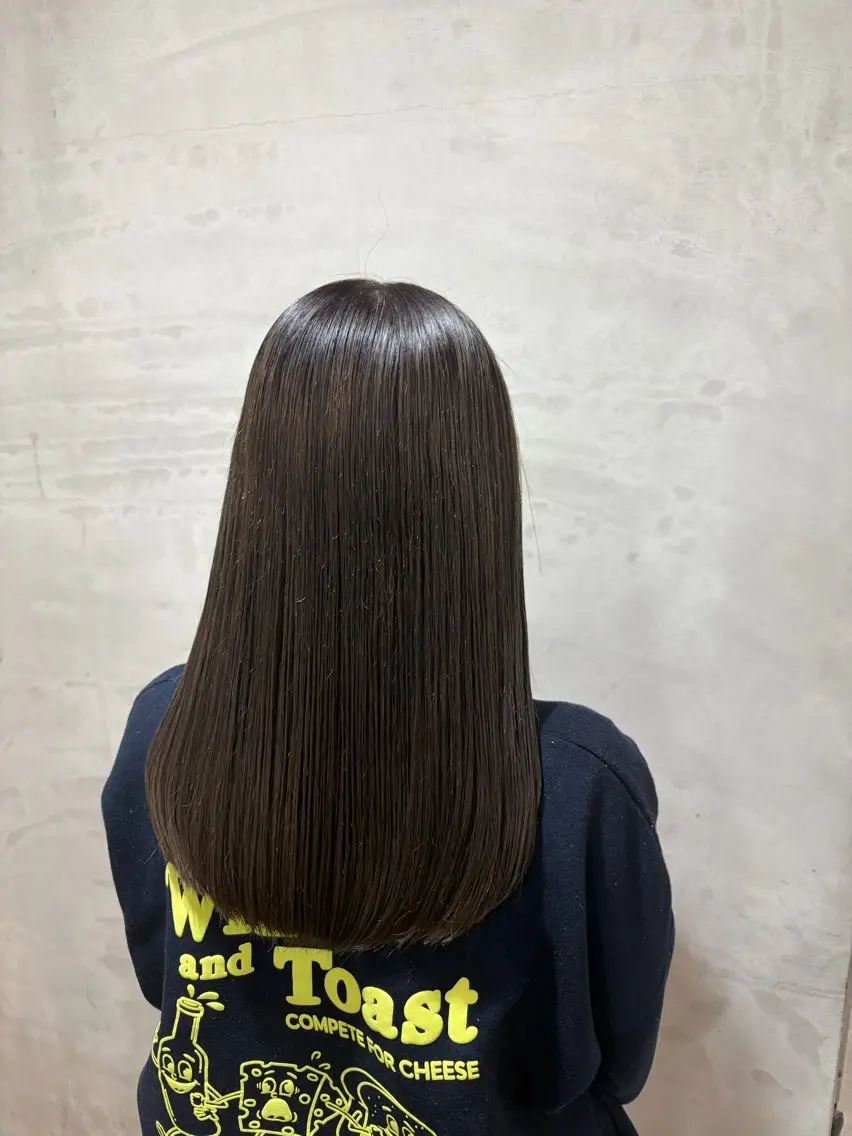 ロング カラー ブリーチ グレージュ オリーブグレージュ オリーブグレー ヘアカラー momoka オリーブ/ベージュのヘアスタイル