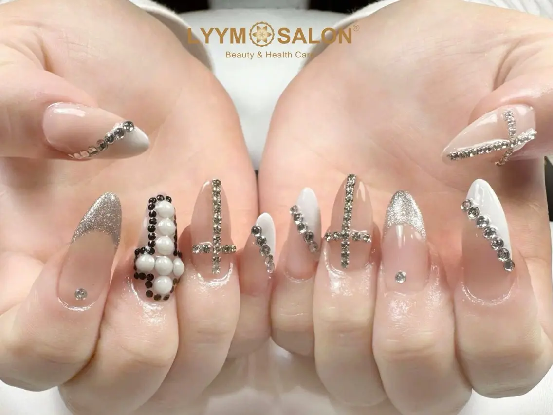 ネイル 韓国ネイル シルバー ホワイト ハンドネイル LYYM Salonのネイルデザイン