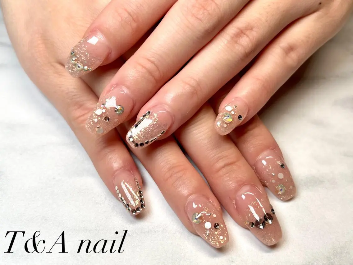ミディアム ネイル 成人式 長さ出し ジェルネイル ゴールド キラキラネイル T&A nailのネイルデザイン