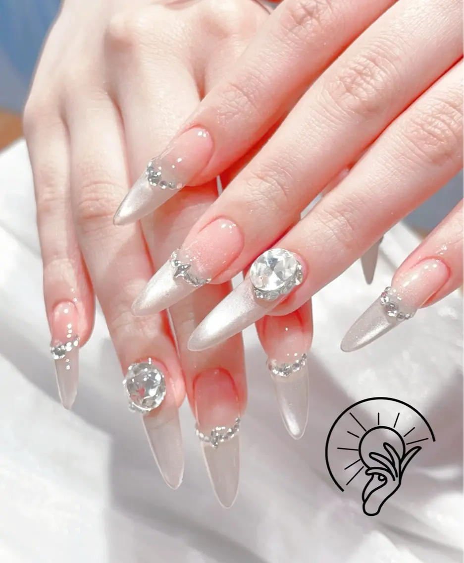 ネイル チークネイル 長さ出し フラワーネイル フレンチネイル ガーリー ハンドネイル ハンドケア Sun Nail 池袋のエステ・リラクイメージ