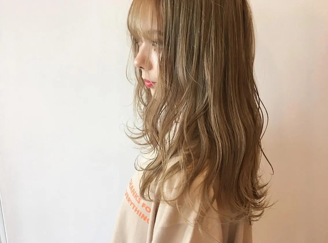 セミロング カラー アッシュ ベージュカラー ブリーチ 透明感カラー ハイトーンカラー カット ヘアカラー トリートメント 鈴木 翔梧のヘアスタイル