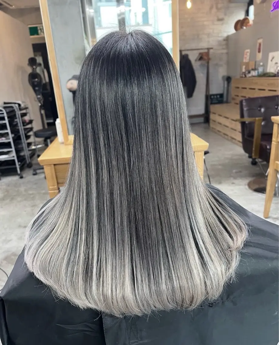 セミロング カラー バレイヤージュ シルバー ホワイトシルバー レイヤーカット ヘアカラー トリートメント 指名数No.1 /NAOYAのヘアスタイル