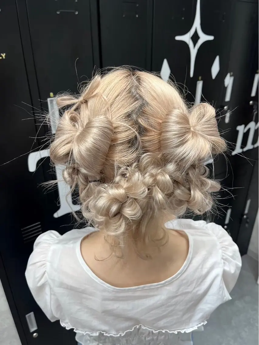 ロング カラー ヘアアレンジ ブリーチ ケアブリーチ ハイトーンカラー メンズウルフ🐺♡ ブリーチ♡ヘアメ🎀のヘアスタイル