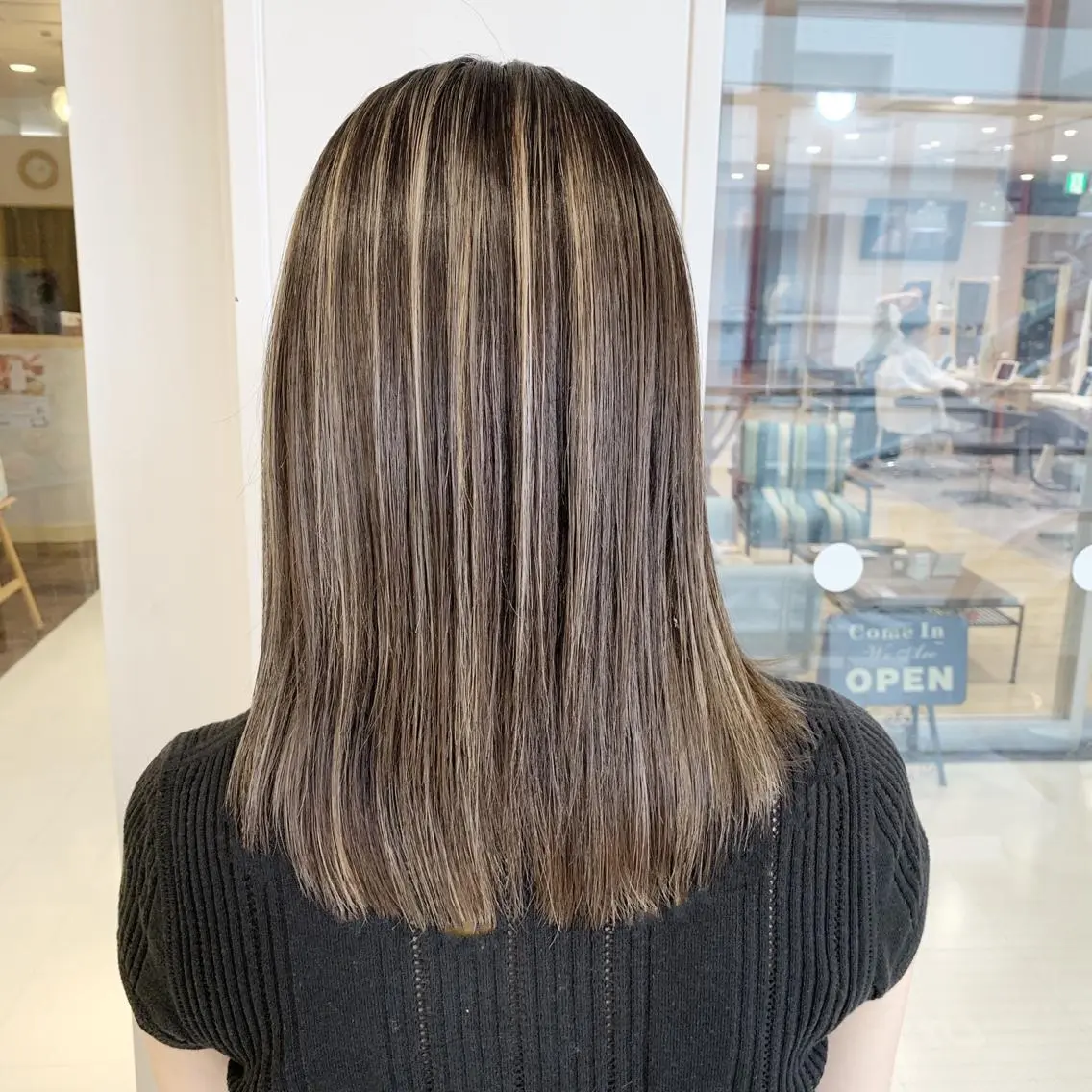 セミロング カラー ヘアアレンジ グレージュ ハイライトカラー ハイライト ヘアカラー TATSUYA アートディレクターのヘアスタイル