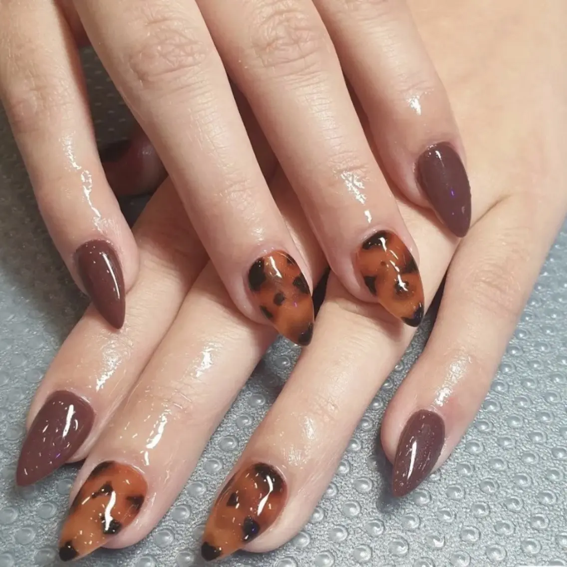 ネイル べっ甲ネイル 長さ出し ハンドネイル UM Nail Salonのネイルデザイン
