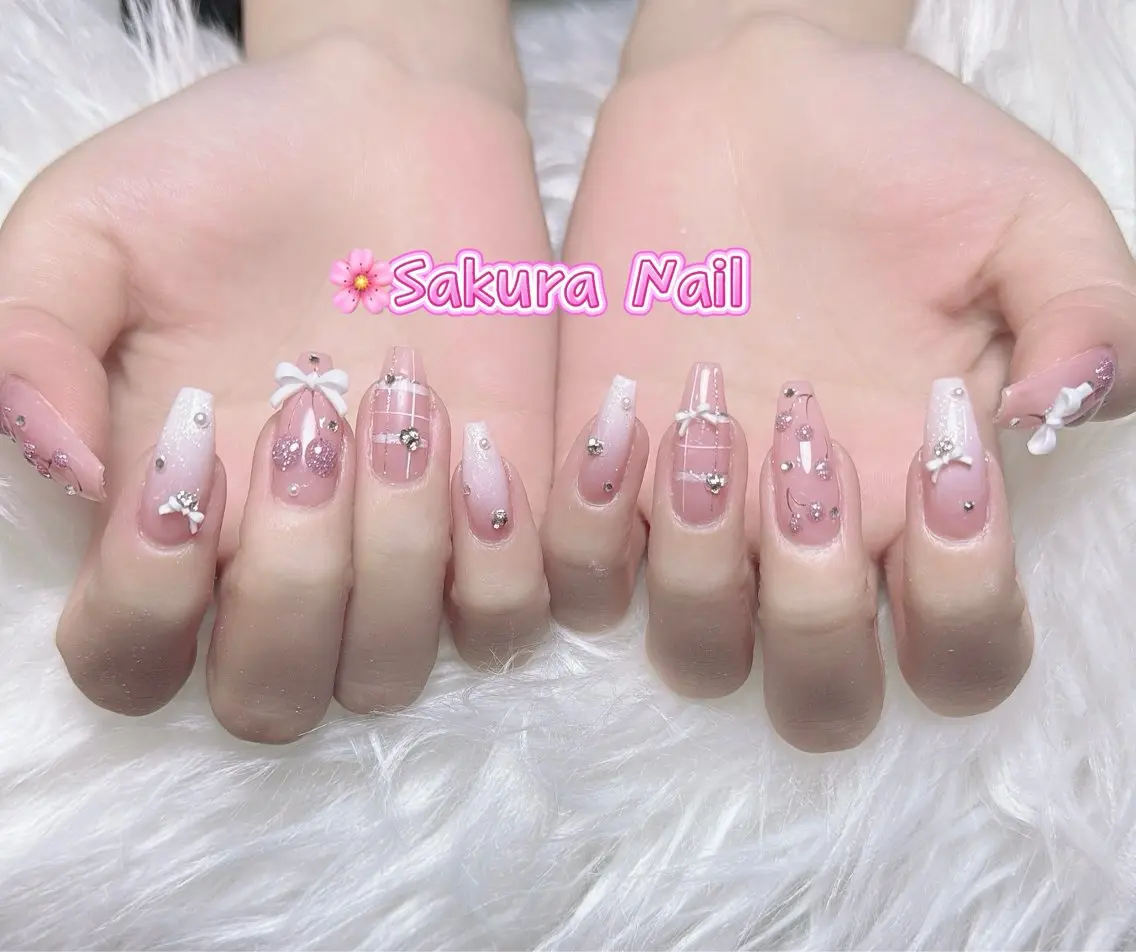 ネイル アートネイル オーロラネイル ボルドー チークネイル フレンチネイル ハンドネイル Sakura Nail Salonのネイルデザイン