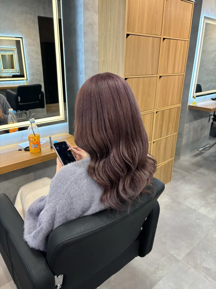ロング カラー パーマ ヘアアレンジ ヘアカラー トリートメント ヘッドスパ ヘアセット 透明感ブリーチカラー 🌈TOMOHIROのヘアスタイル