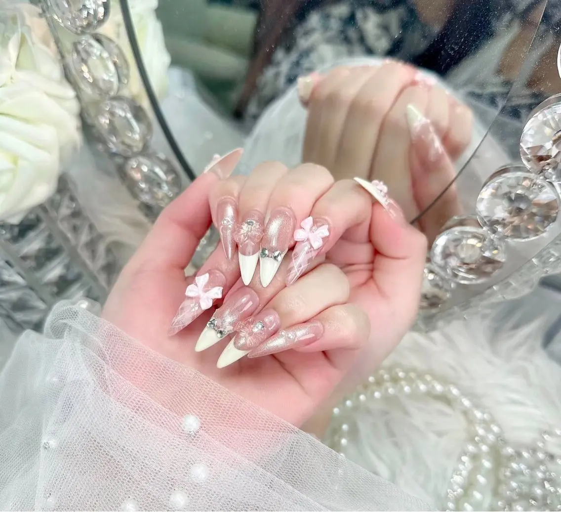 ネイル オーロラネイル チークネイル フラッシュネイル フレンチネイル ジェルネイル ハンドネイル ハンドケア Miyu Nail Nambaのネイルデザイン
