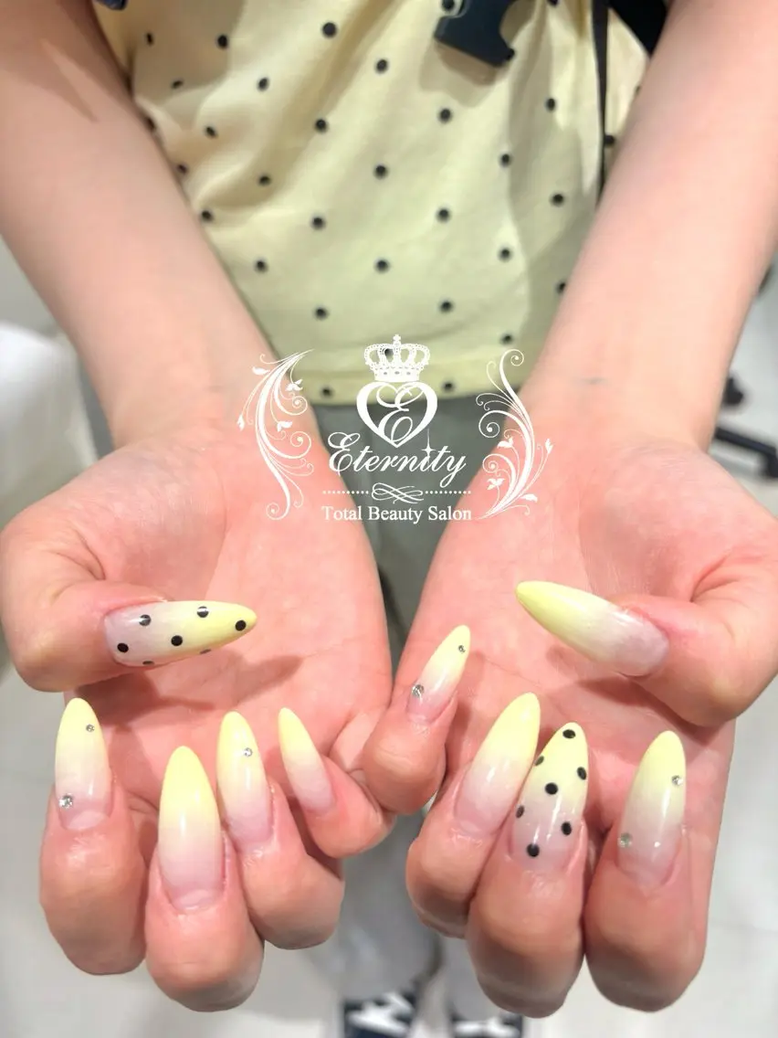 ネイル ドット グラデーション ロングネイル 夏ネイル 黄色 Eternity Hinaのネイルデザイン