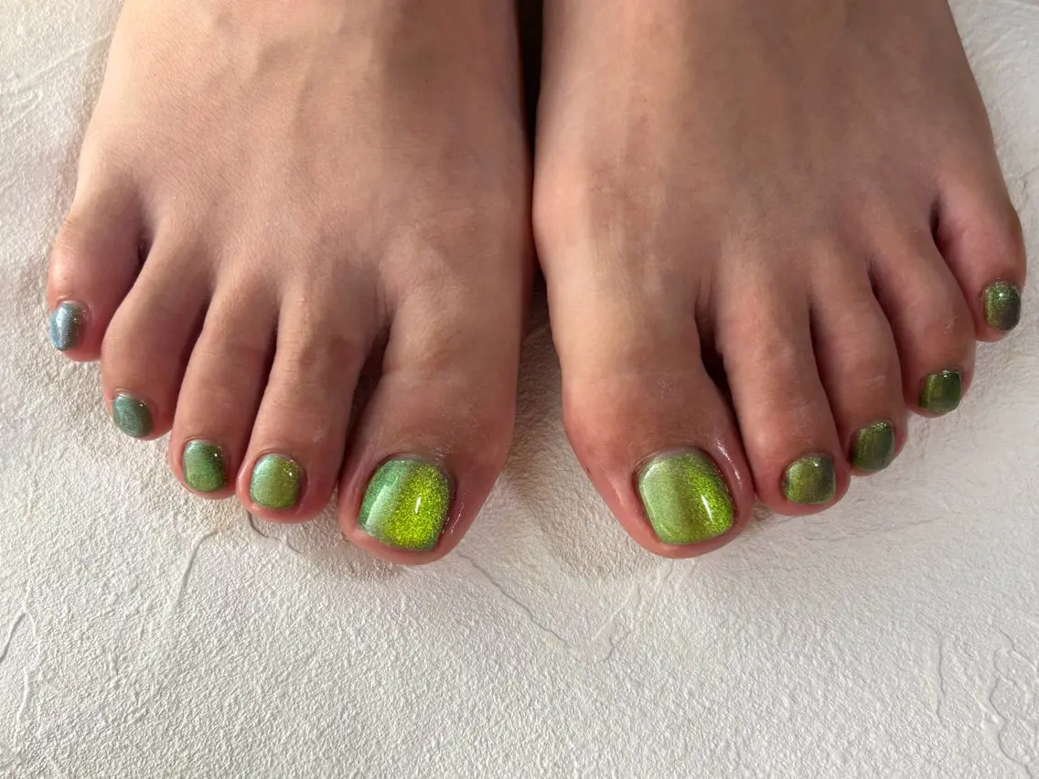 ネイル オーロラネイル フットネイル フレンチネイル ジェルネイル グリーン フットネイル kiki nail &brow二子玉川のネイルデザイン