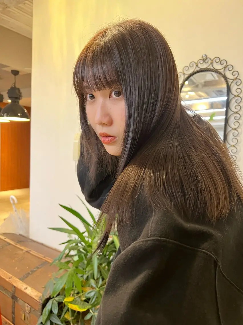 ロング カット ヘアカラー ミルクティーベージュ outaのヘアスタイル