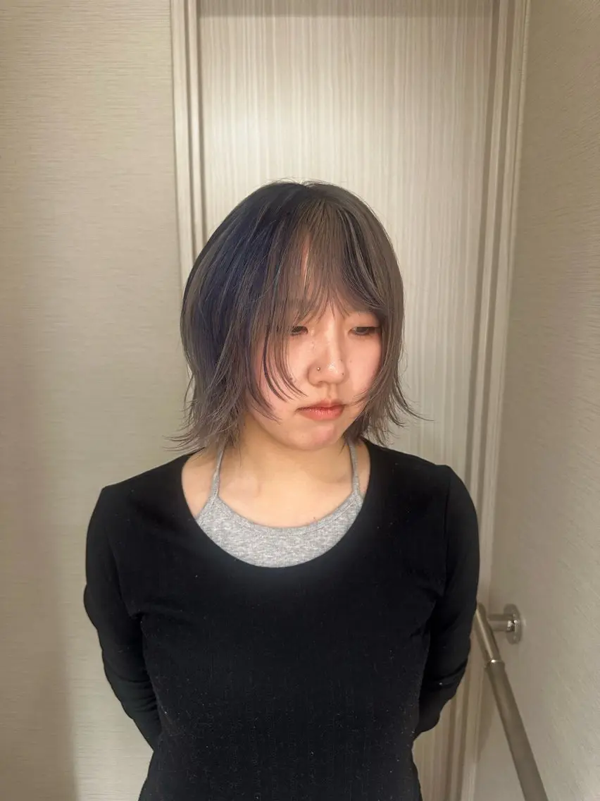 ミディアム カラー ヘアアレンジ タイトボブ個性派カラ ーAKANEのヘアスタイル