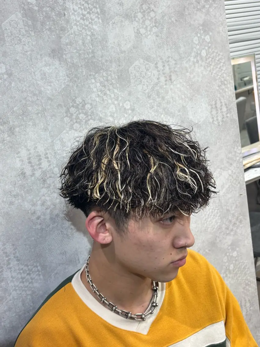 パーマ メンズハイトーン 北斗💍レイヤーのヘアスタイル