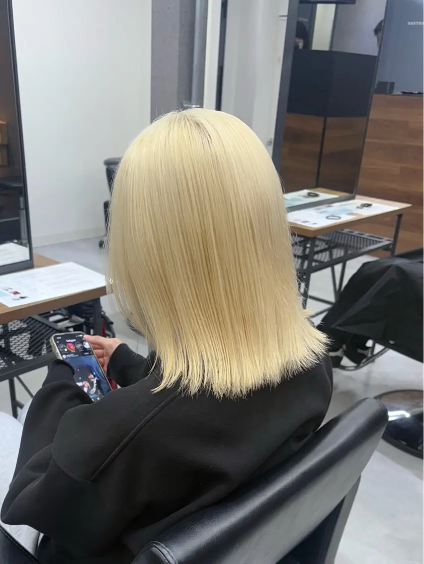 ショート カラー ブリーチ 抜きっぱなしブロンド ヘアカラー ENA💗NEXT /ハイトーンエクステのヘアスタイル