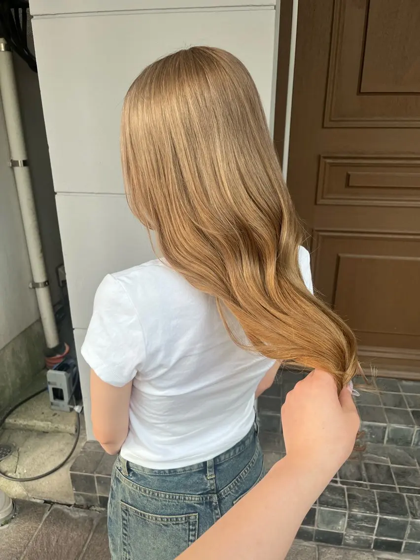 ロング カラー ベージュカラー ブリーチ ヘアカラー niko RINKAのヘアスタイル
