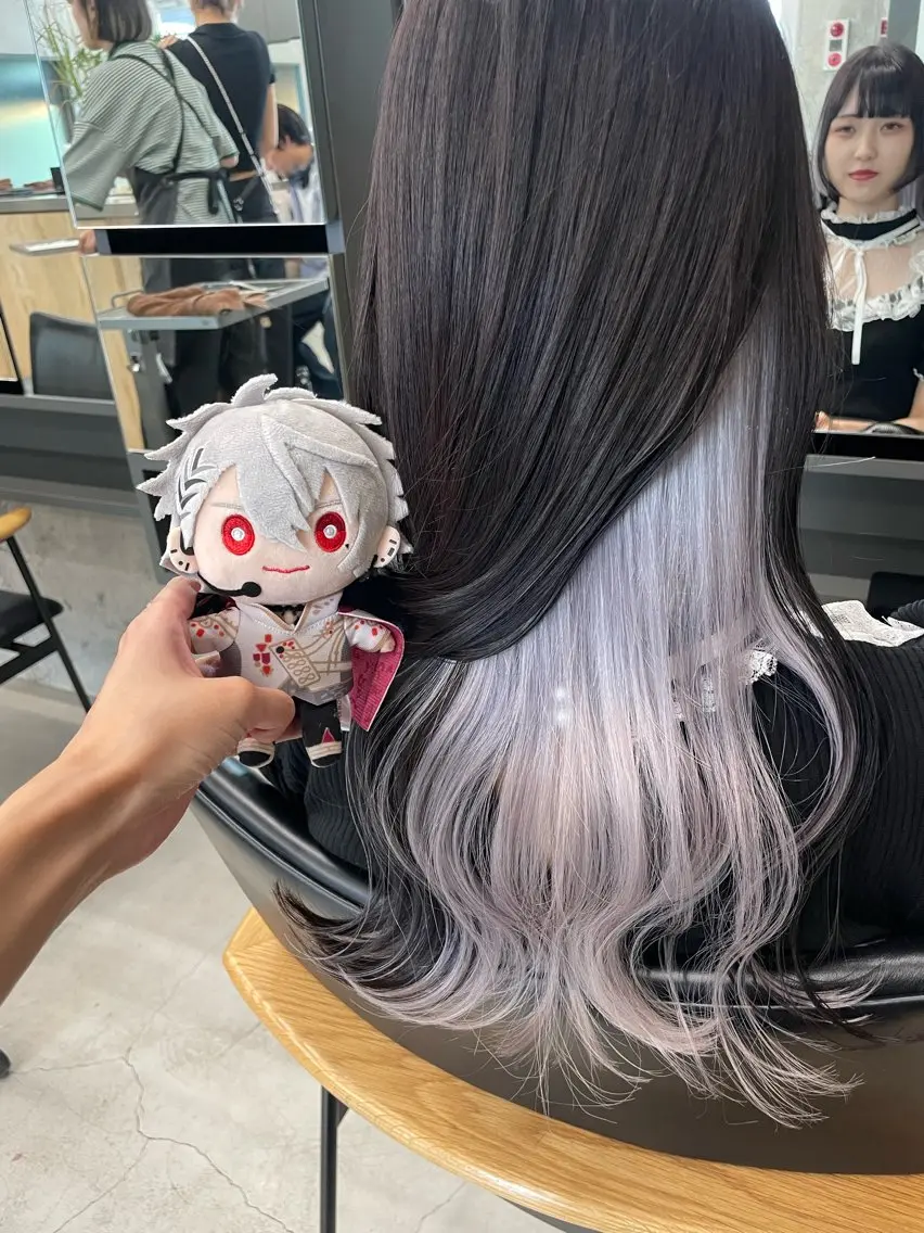 ロング カラー インナーカラー 推し ブリーチ 髪質改善のヘアスタイル