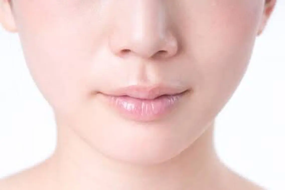 女性口周り脱毛　クレンジング→脱毛→保湿お仕上げの写真