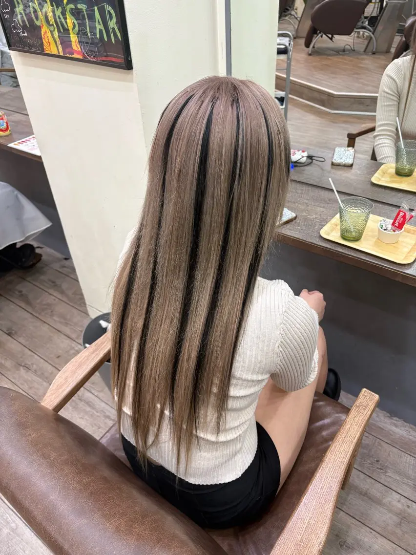 ロング カラー 編み込みエクステ グレージュ ハイライトカラー ミルクティーグレージュ エクステ ヘアカラー エクステ WEST OLAND 黒坂佳乃のヘアスタイル