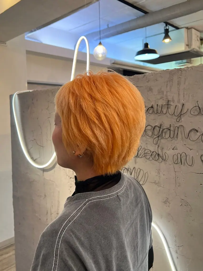 ショート カラー ブリーチ 透明感カラー オレンジ ショートヘア カット ヘアカラー トリートメント いぐちしょうた🫧 VISAGEbaskのヘアスタイル