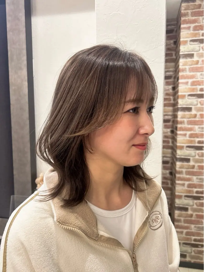 ミディアム カラー ヘアアレンジ アッシュ ベージュカラー くびれヘア 顔周りカット レイヤーカット Louvre Sty list/ERIKAのヘアスタイル