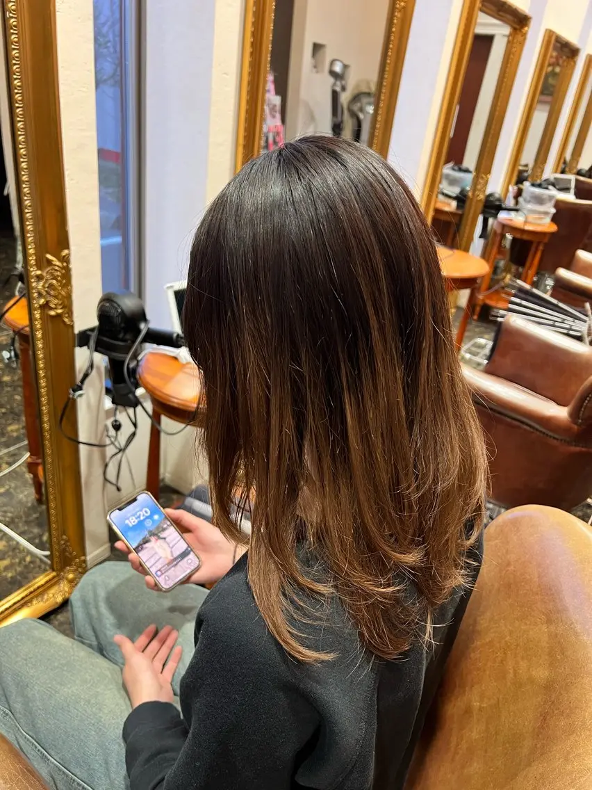 ミディアム レイヤーカット 佐藤 尚子のヘアスタイル