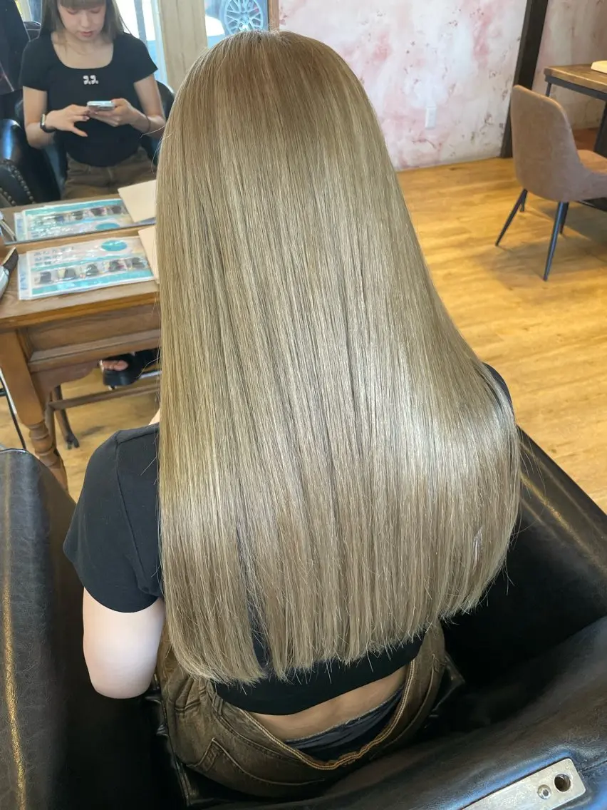 ロング カラー ベージュカラー ミルクティーベージュ ヘアカラー ✨ダブルカラー✨艶髪 ✨髪質改善✨鴻巣✨のヘアスタイル