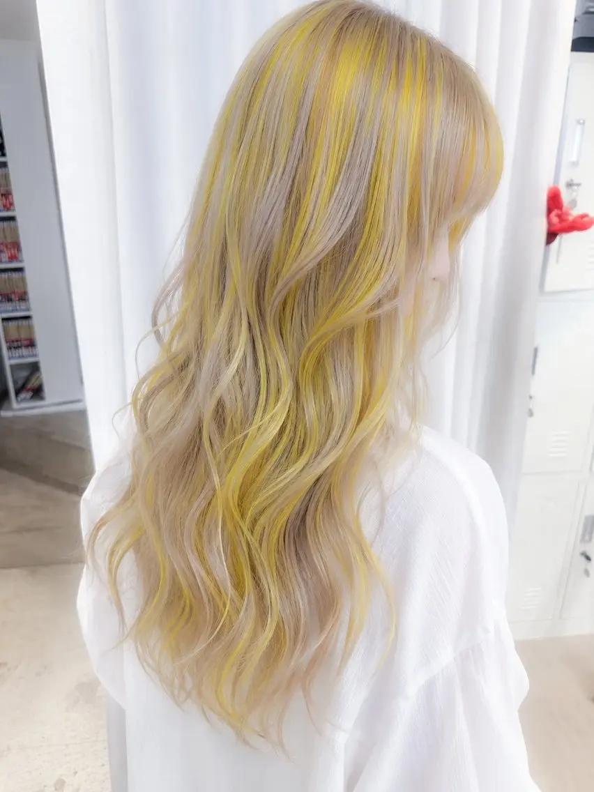 セミロング カラー ベージュカラー ブリーチ ハイライトカラー ホワイトベージュ イエローカラー ヘアカラー 【デザインカラー】 南堀江 宇都宮のヘアスタイル