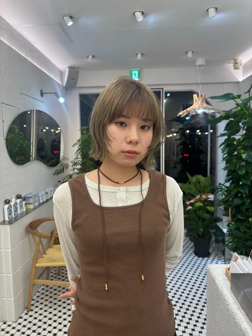ショート 🧸柔らかベージュ/ 顔周りレイヤー/ミクのヘアスタイル