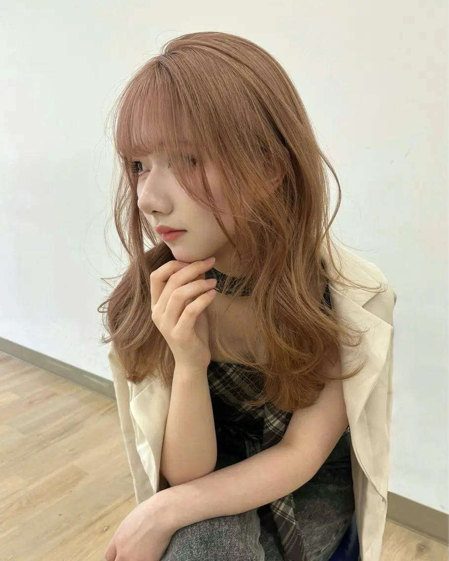 セミロング カラー ヘアアレンジ カット ヘアカラー トリートメント ヘアセット クルミ🤍推し活 🎀ピンクカラーのヘアスタイル