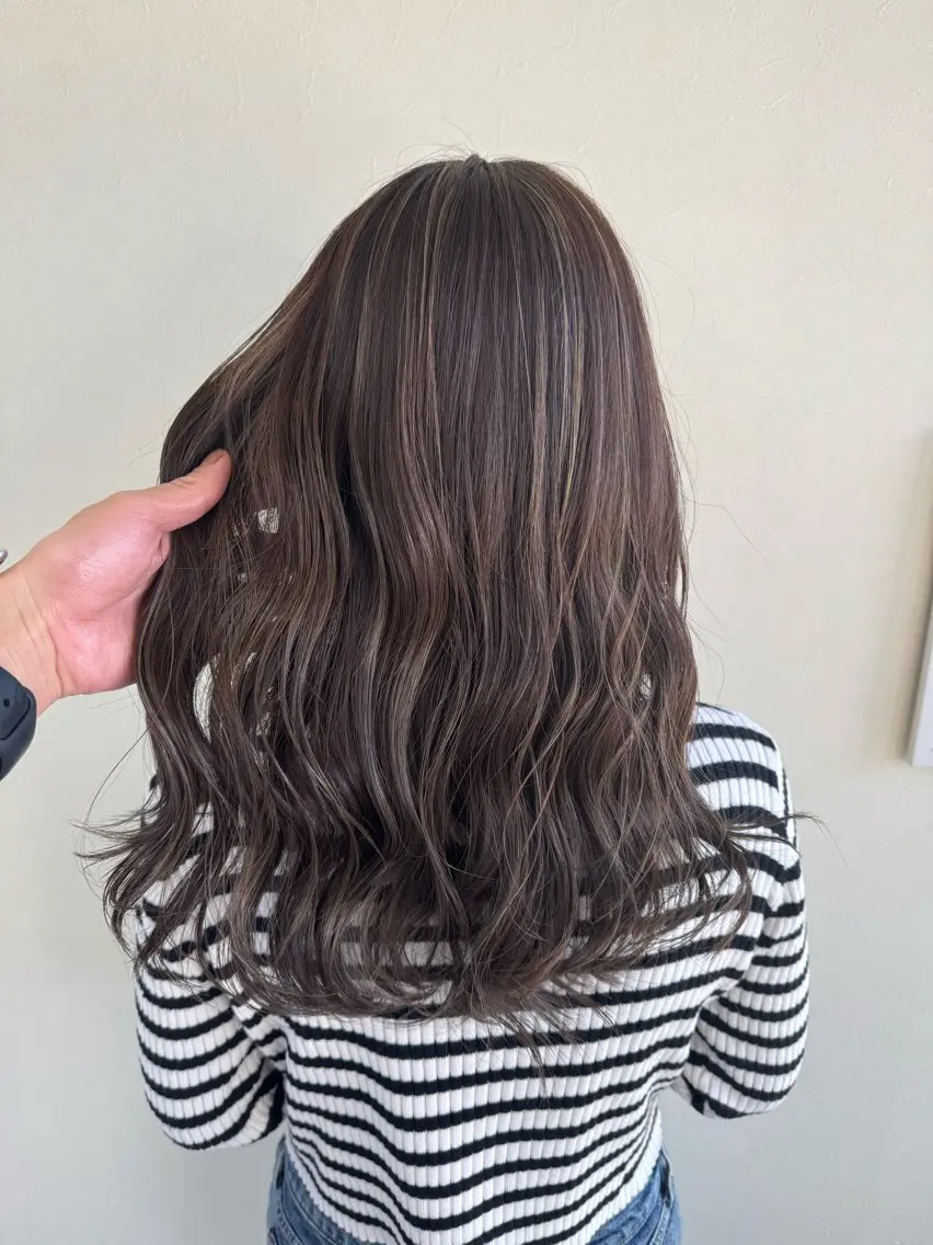 セミロング カラー グレージュ ハイライトカラー ハイライト ハイライトカラー✨ グレージュ✨鎌倉光洋のヘアスタイル